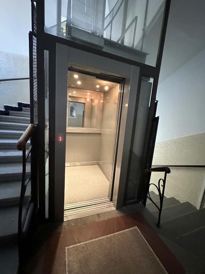 Gorkeho Apartment In City Centre ブラチスラヴァ エクステリア 写真