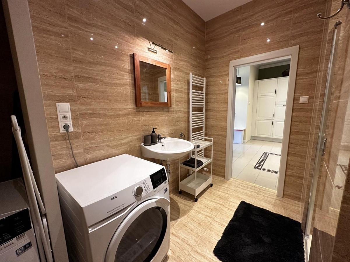 Gorkeho Apartment In City Centre ブラチスラヴァ エクステリア 写真