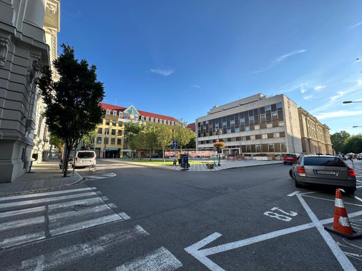 Gorkeho Apartment In City Centre ブラチスラヴァ エクステリア 写真